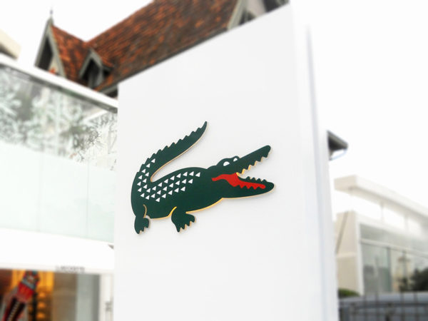 LACOSTE <br>Cocodrilo Corpóreo