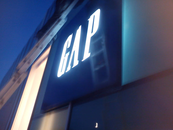 GAP <br>Cartel Luminoso