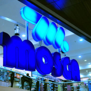 LeyendaMosca12CmsProfundidadRetroiluminadaSobreVidrio2