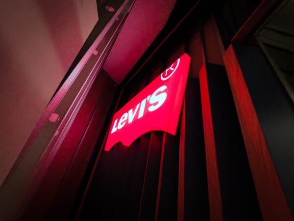 LEVI'S - Corpóreo retroiluminado