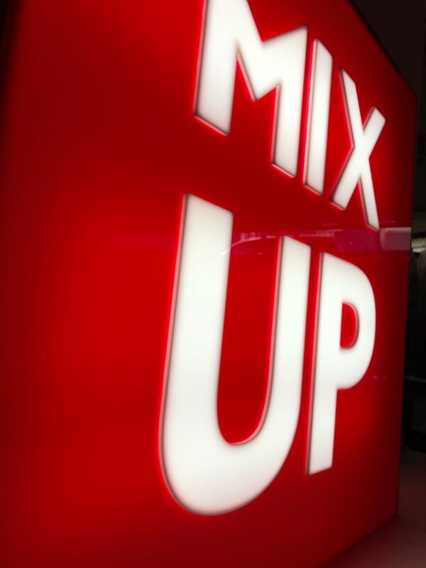MIX UP - Corpóreo retroiluminado